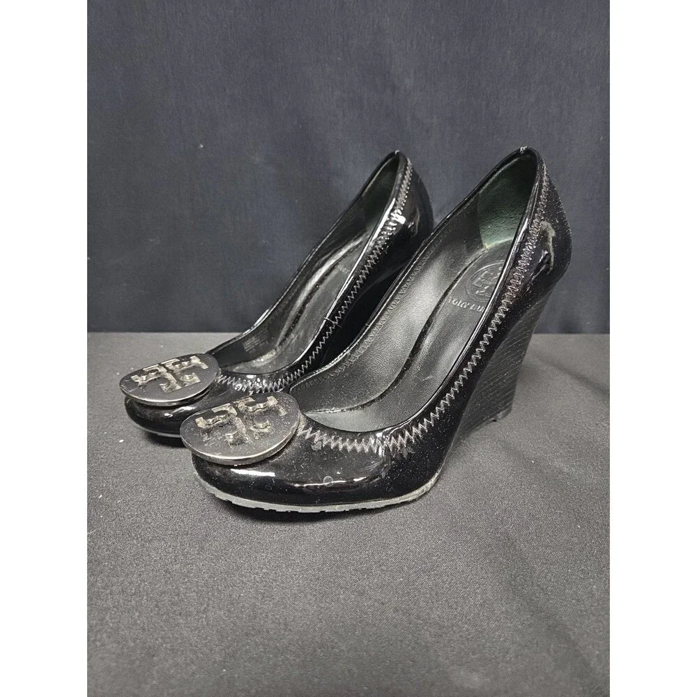Tory Burch Womens Sally Pumps Sz 5 Black Patent Leather Wedge Heels Logo Shoes F